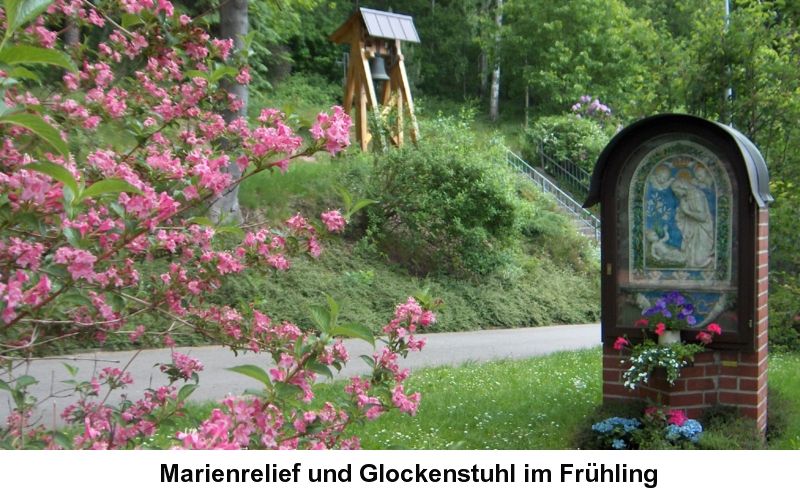 Blick zum Marienrelief, im Hintergrund der Glockenstuhl