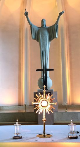Symbolbilder für die Anbetung - Altar, Kreuz