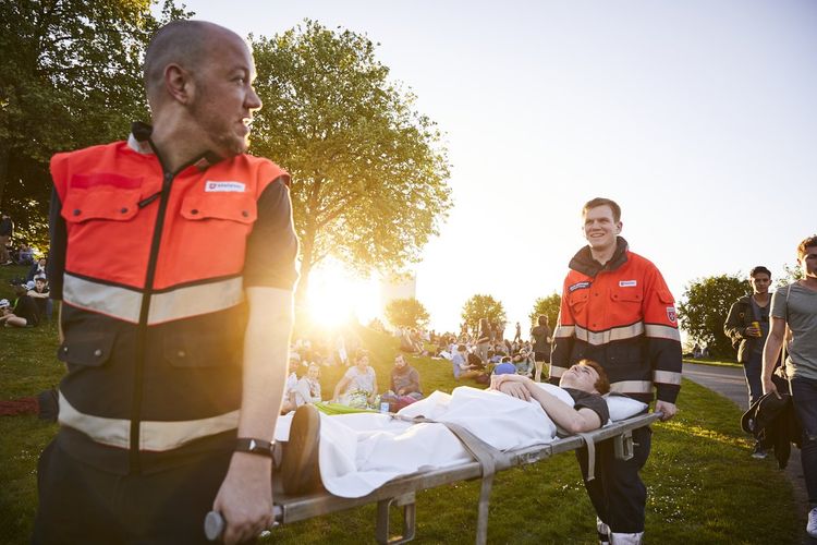Malteser Sanitäter im Dienst bei einer Veranstaltung